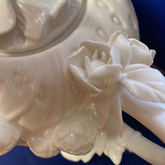 Grace’s Teawear Strawberry Rose Vine Teapot - Picture 3 of 6